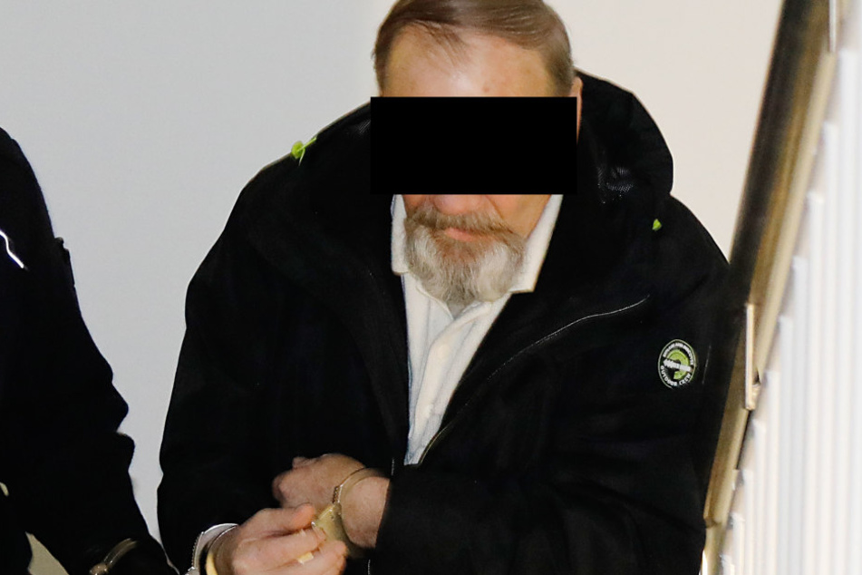 Viktor D. (67) wird in den Gerichtssaal geführt.
