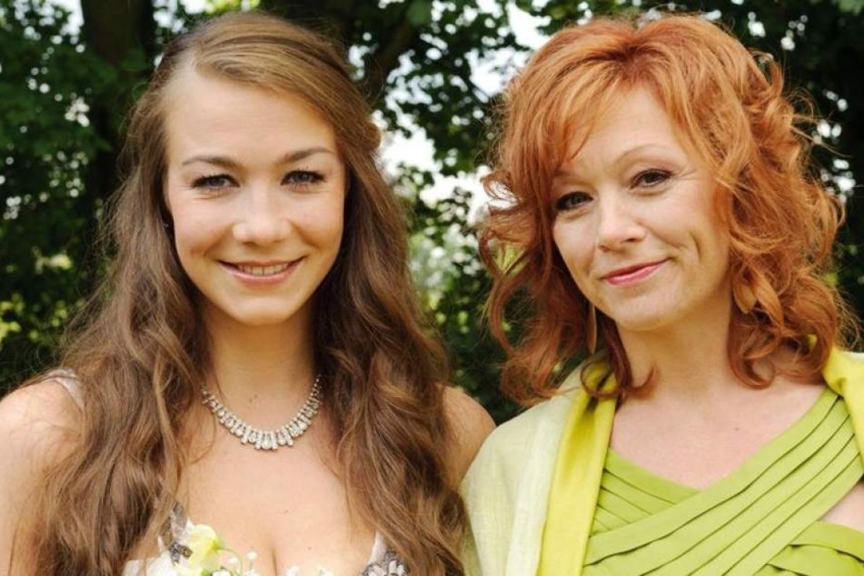 Mutter-Tochter-Gespann: Eiskunstläuferin Katja (alias Anna-Katharina Samsel, l.) und Claudia Bergmann (Heike Trinker) waren Hauptdarstellerin bei "Alles was zählt" auf RTL.