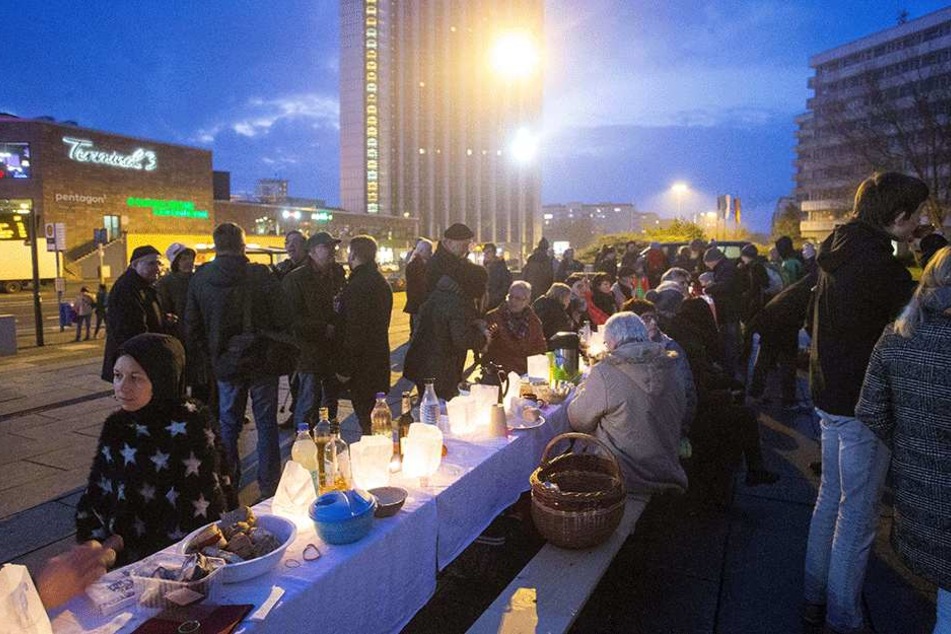 Ungewöhnliche Aktion: Das Picknick im Winter am Marx-Monument wollte Appetit auf mehr Kultur machen.