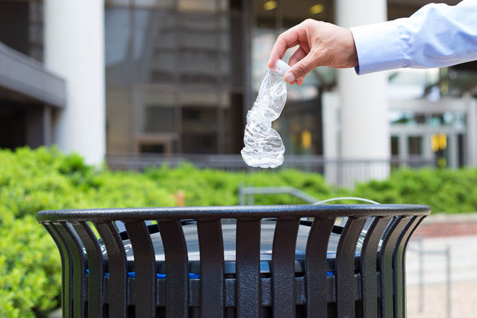 Und weg damit ... Für die Umwelt ist Plastik Gift.