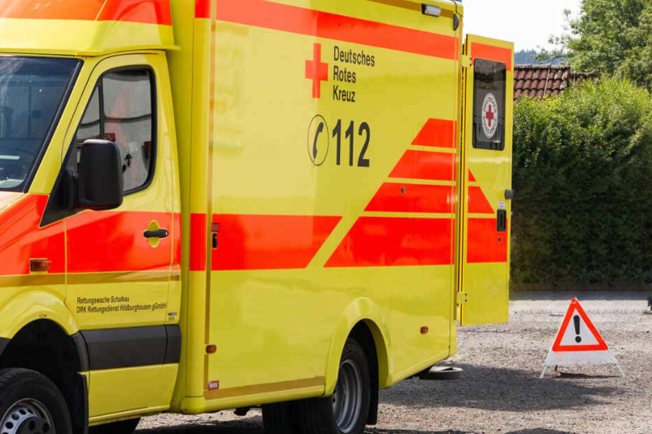 Rettungskräfte mussten den verletzten 19-Jährigen in eine Klinik bringen. (Symbolbild)