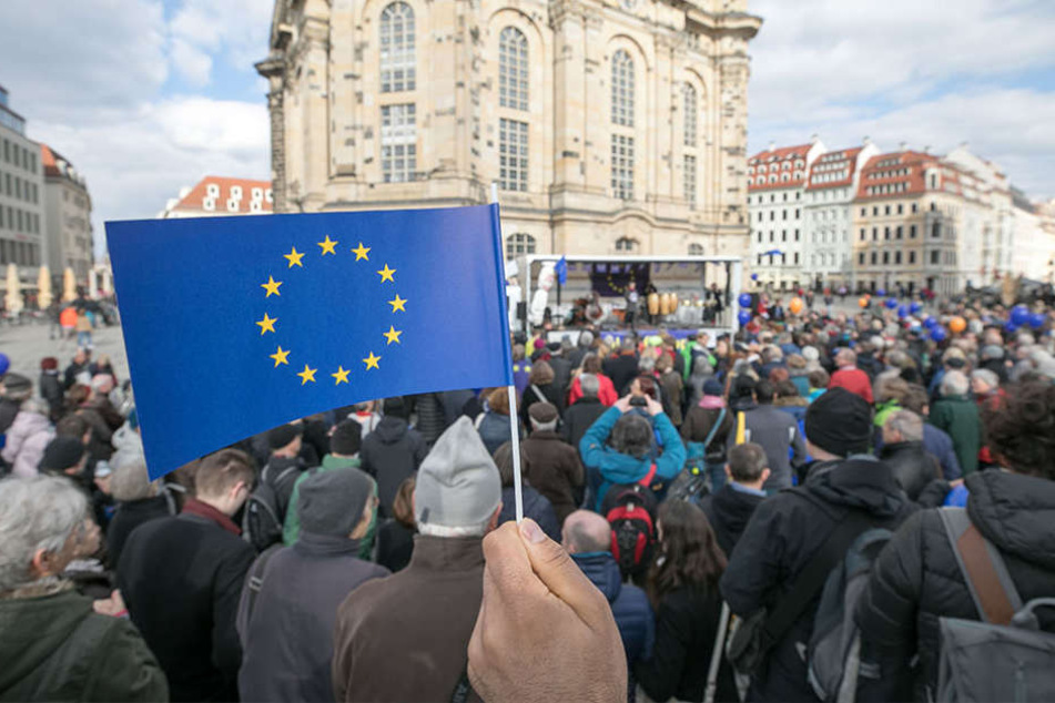 Rund 400 Menschen versammelten sich am Sonntag auf dem Neumarkt.