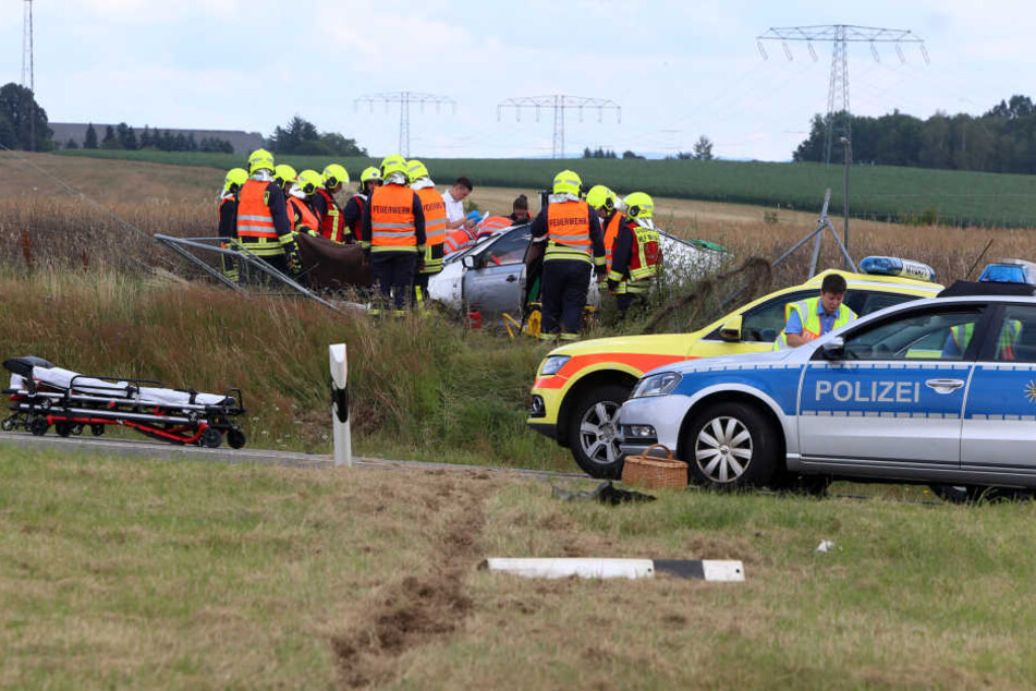 Der Skoda flog an der Abfahrt Hohenstein-Ernstthal von der Fahrbahn ab und durchbrach einen Zaun.