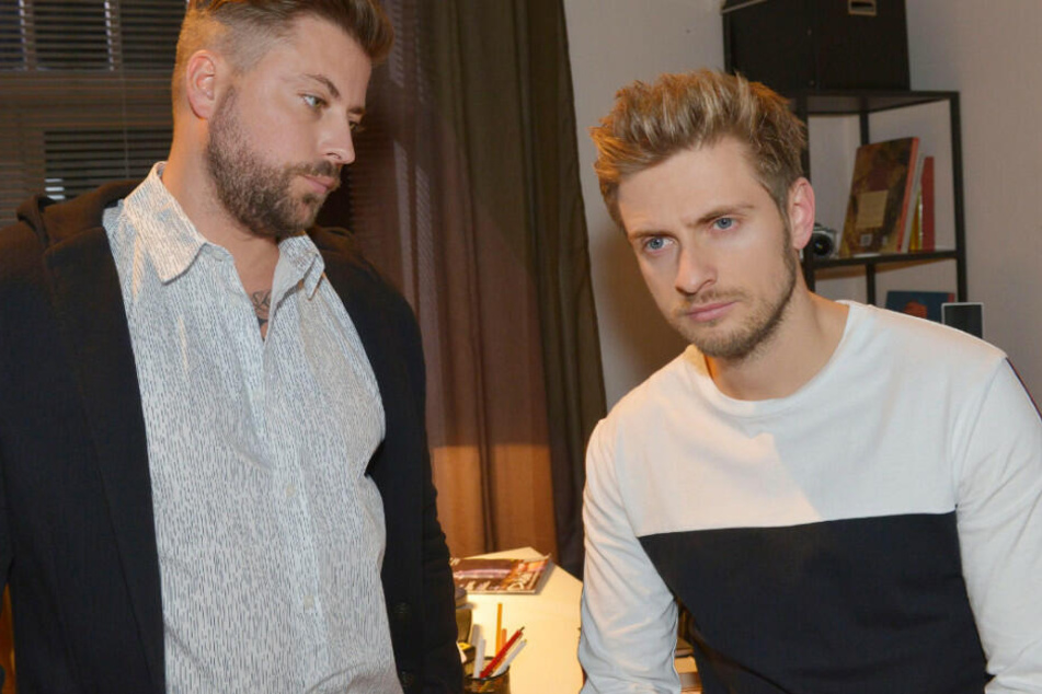 John unterstützt seinen Bruder Philip.