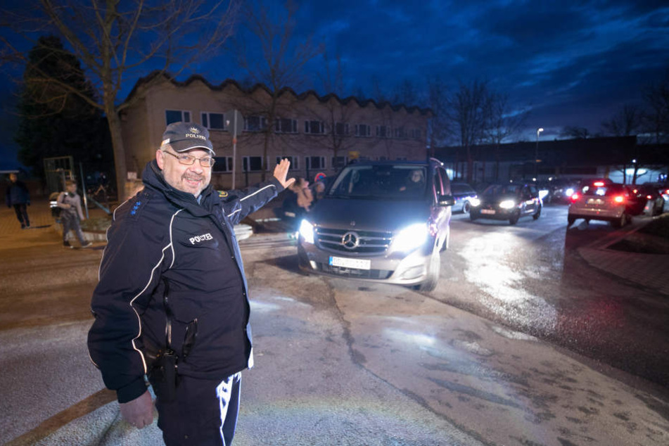 Polizeischutz für die Schulen "Am Marienschacht" in Bannewitz: Polizeiobermeister Bernd Neumann (51) reguliert den Verkehr, weist Autofahrer durch das Nadelöhr.