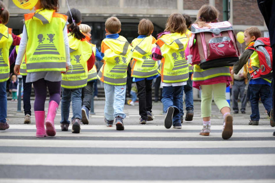 Die Grundschulkinder waren mit der Lehrerin unterwegs, als der Autofahrer wild auf sie zuraste. (Symbolbild)