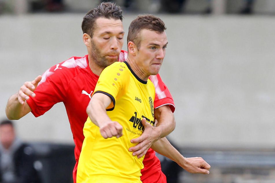 Nils Bauer (vorn in gelb) und Aykut Öztürk im Zweikampf.