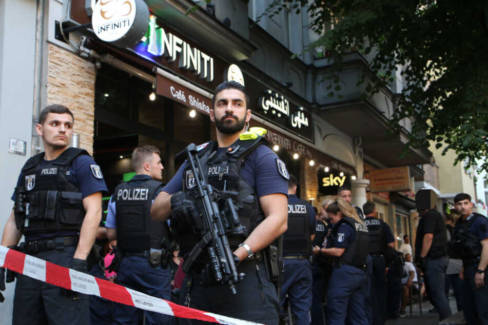 Vor dem Café Infiniti: Polizisten mit der MP im Anschlag.