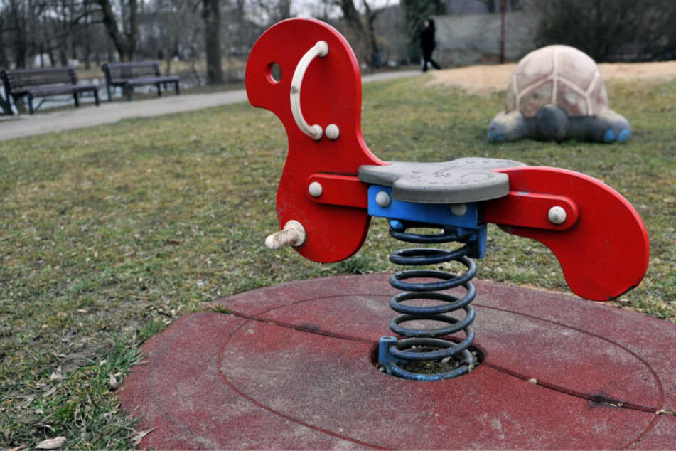 Der Mann saß mit heruntergelassener Hose am Rand des Spielplatz-Geländes (Symbolbild).