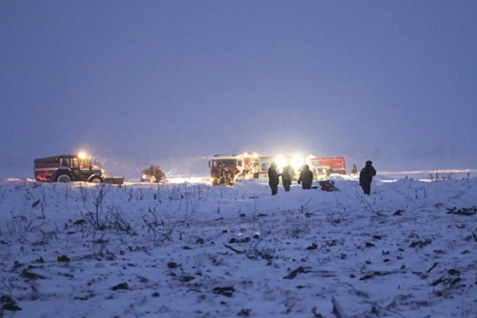 Einsatzkräfte und Behörden begutachteten am Abend die Absturzstelle.