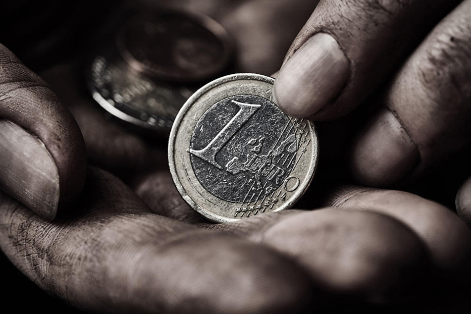 Der Dieb macht kaum Beute, bricht aber für ein paar Euro trotzdem in Keller ein. (Symbolbild)