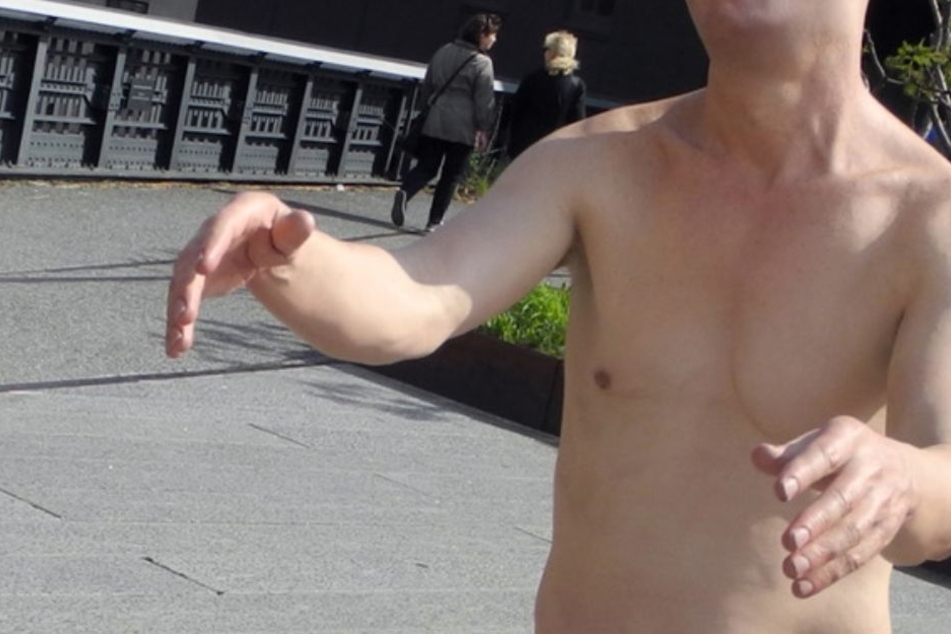 Der Man lief nackt durch die Stadt und sorgte für einigen Unmut bei den Passanten. (Symbolbild)