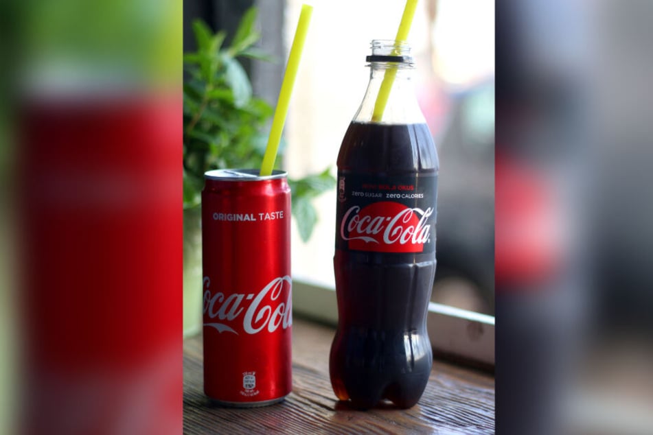 Eine Kamera in einer Cola-Flasche steht im Fenster eines Altenheimes am Hamburger Schanzenpark. Angeordnet wurde die Observation vom Polizeipräsidenten, wie der Senat nun mitteilt.