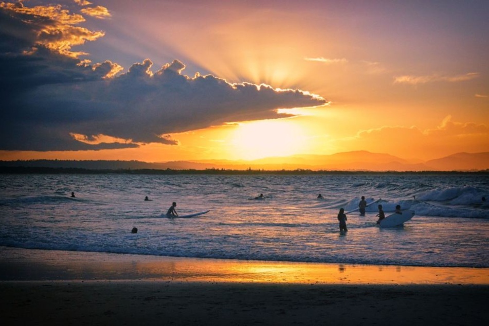 Nachdem man am Strand von Byron Bay den Sonnenuntergang beobachtet hatte, wurden zwei Frauen unter Drogen gesetzt und vergewaltigt.