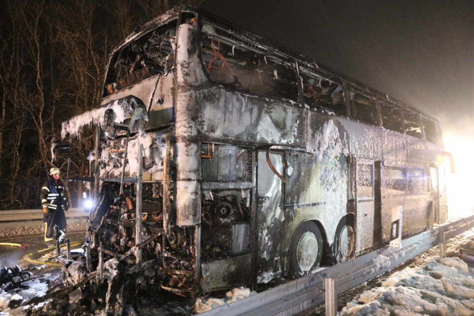 Das ausgebrannte Wrack des Reisebusses.