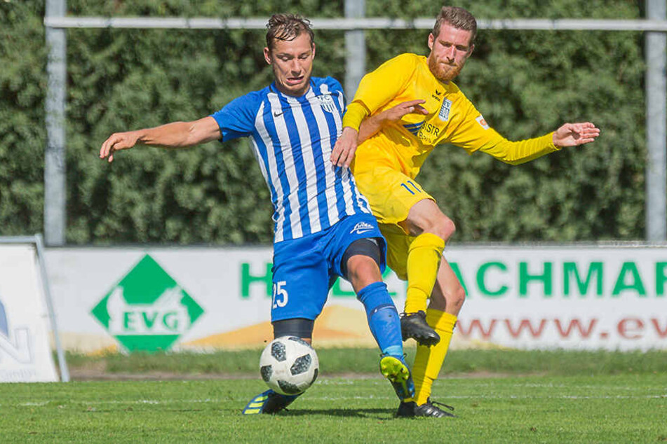 Robert Koch (l.) im Trikot des FC Oberlausitz Neugersdorf im Zweikampf mit dem Bischofswerdaer Tim Cellarius.