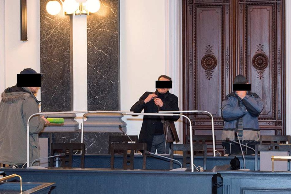 Die drei Angeklagten im Findeiß-Verleumdungsprozess. Dieser ist bis auf weiteres ausgesetzt. Ein Gutachten soll klären, ob einer der Angeklagten überhaupt prozessfähig ist.