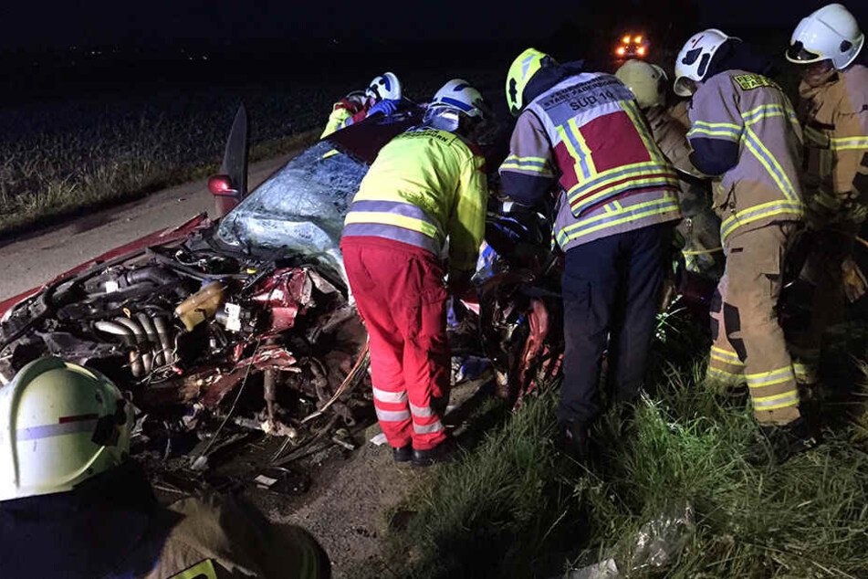 Mit schweren Geräten musste die Feuerwehr den 18-Jährigen befreien.
