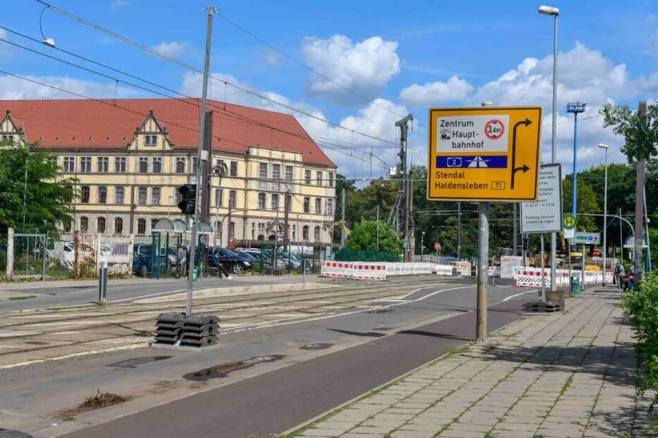 In einer Magdeburger Straßenbahn wurde ein 22-jähriger Mann von bis zu sieben Personen angegriffen, nachdem er diese aufgefordert hatte, das Inventar der Bahn nicht weiter sinnlos zu zerstören.