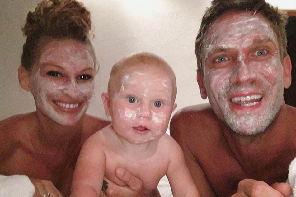 Jannis und Peers Versöhnungsversuch mit den Fans: Ein Foto mit Gesichtsmaske.