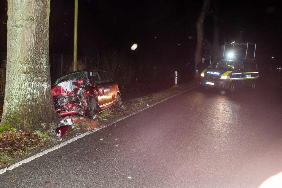 Das Auto krachte frontal gegen einen Baum.