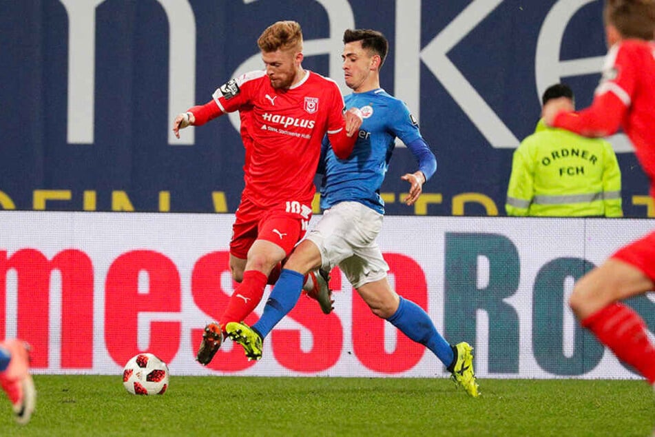 HFC-Stürmer Mathias Fetsch (l.) wird von Hansa-Verteidiger Julian Rieble bedrängt.