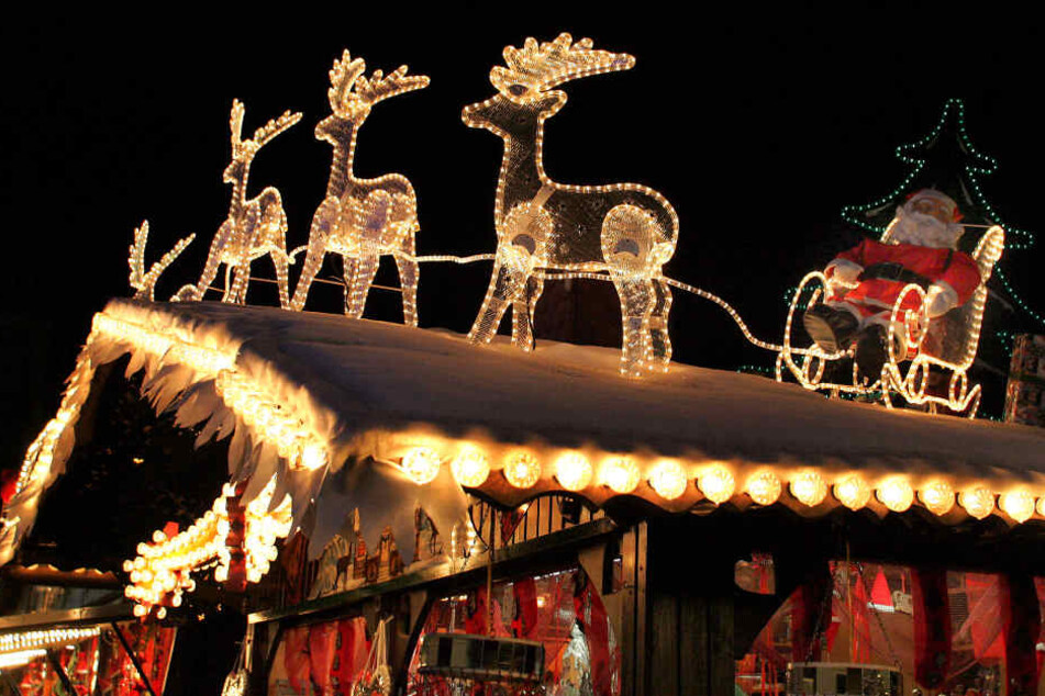 Zwei Männer haben zwei Kassiererinnen auf einem Weihnachtsmarkt in Berlin-Kreuzberg überfallen (Symbolbild).