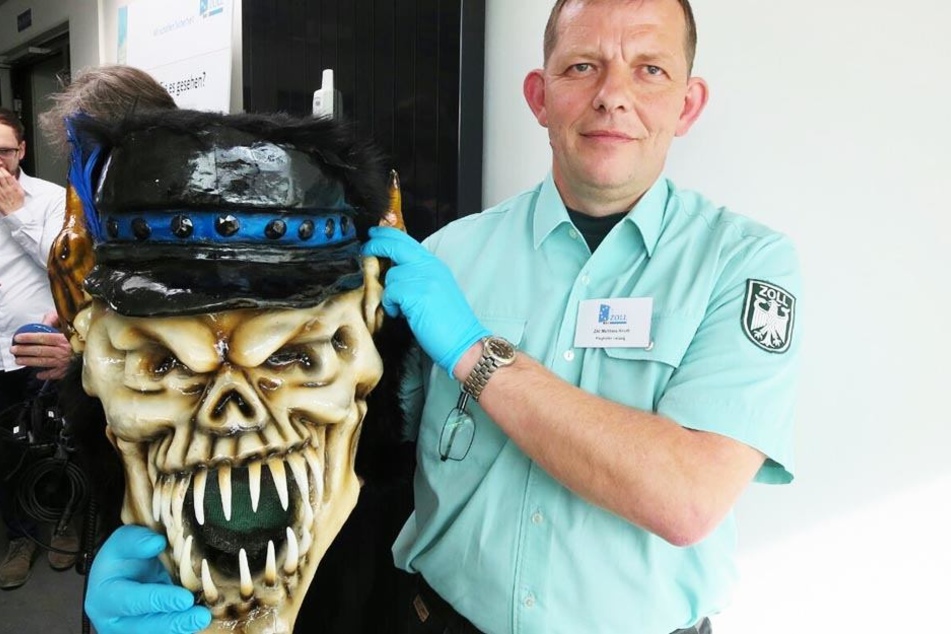 In dieser Maske fanden Mitarbeiter des Zolls 200 Gramm Kokain.