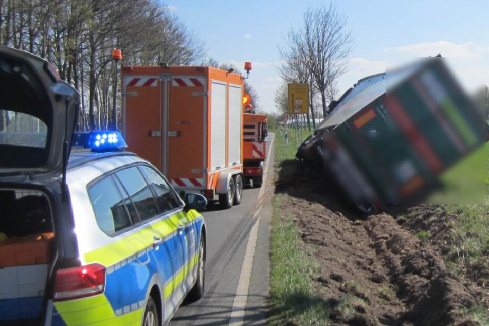 Im Graben kippte der Lastwagen auf die Seite.
