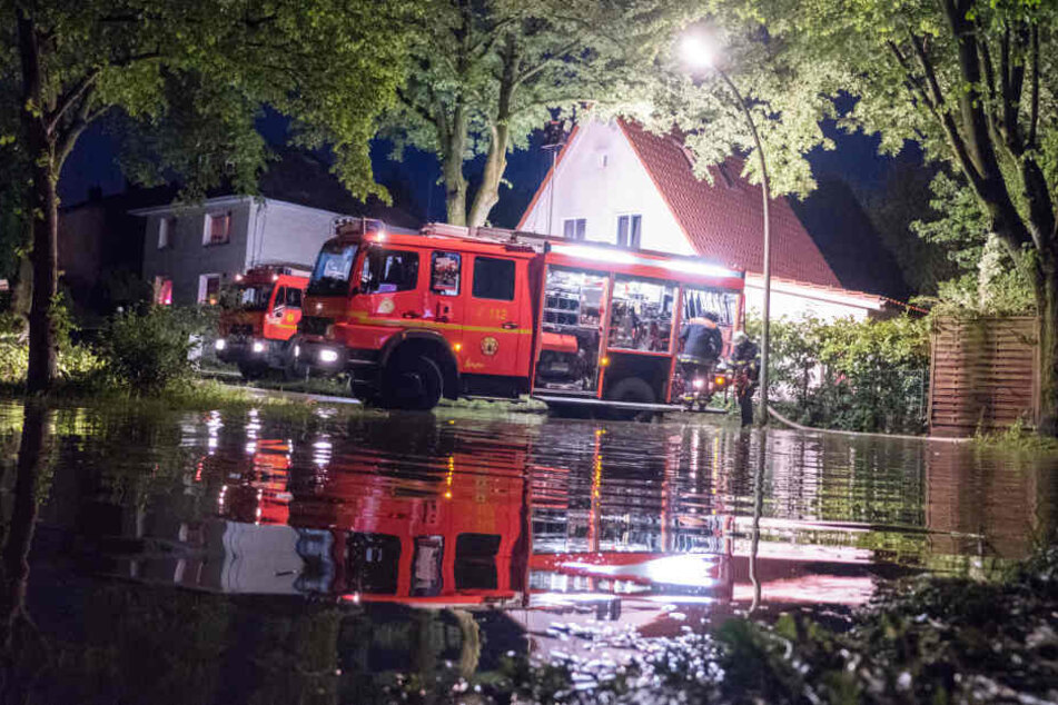 Pumpen im Dauereinsatz: Die Feuerwehr im Kampf gegen das Wasser in Lohbrügge.