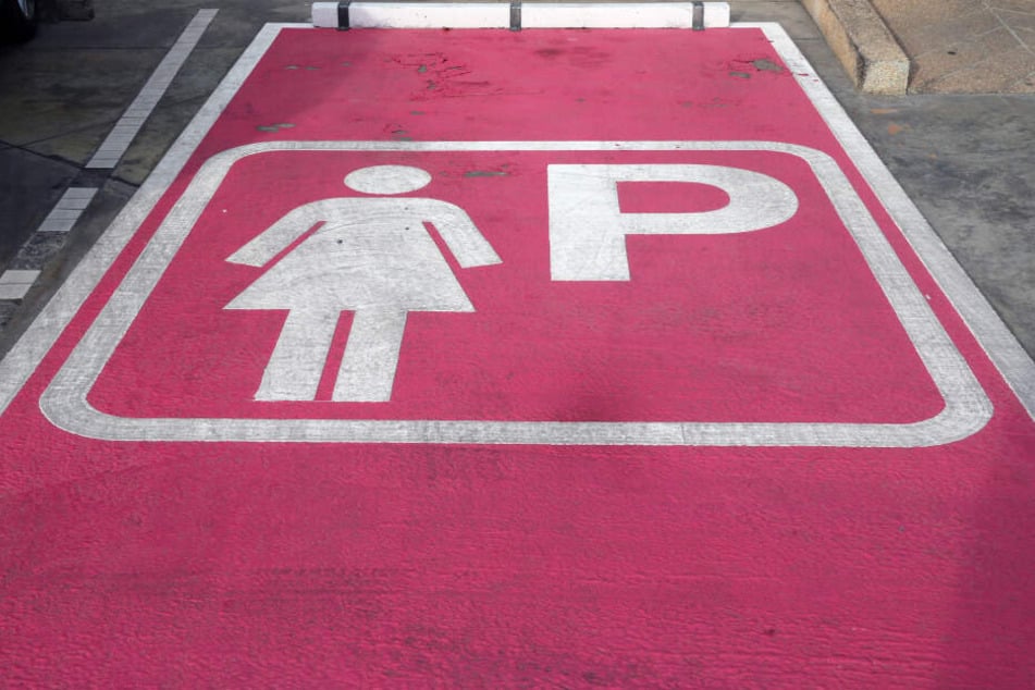 Diskriminieren Frauenparkplätze etwa auch Frauen? (Symbolbild)