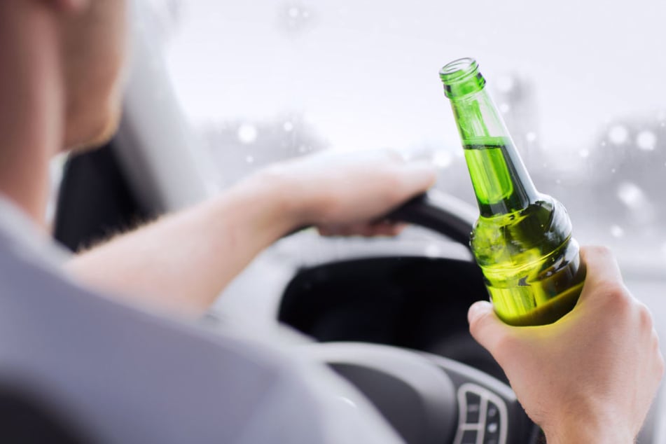 Auf das Anhaltesignal der Polizei reagierte er nicht. Stattdessen gab er gas und kam wegen überhöhter Geschwindigkeit von der Fahrbahn ab (Symbolbild).