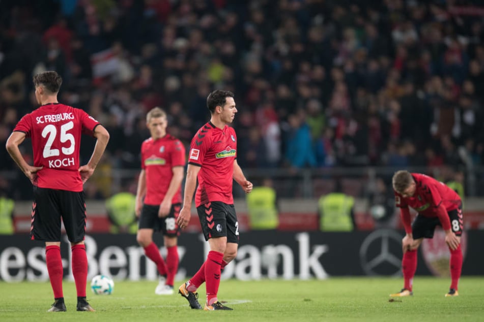 Die Spieler des SC Freiburg stehen nach der 3:0 Niederlage auf dem Platz.