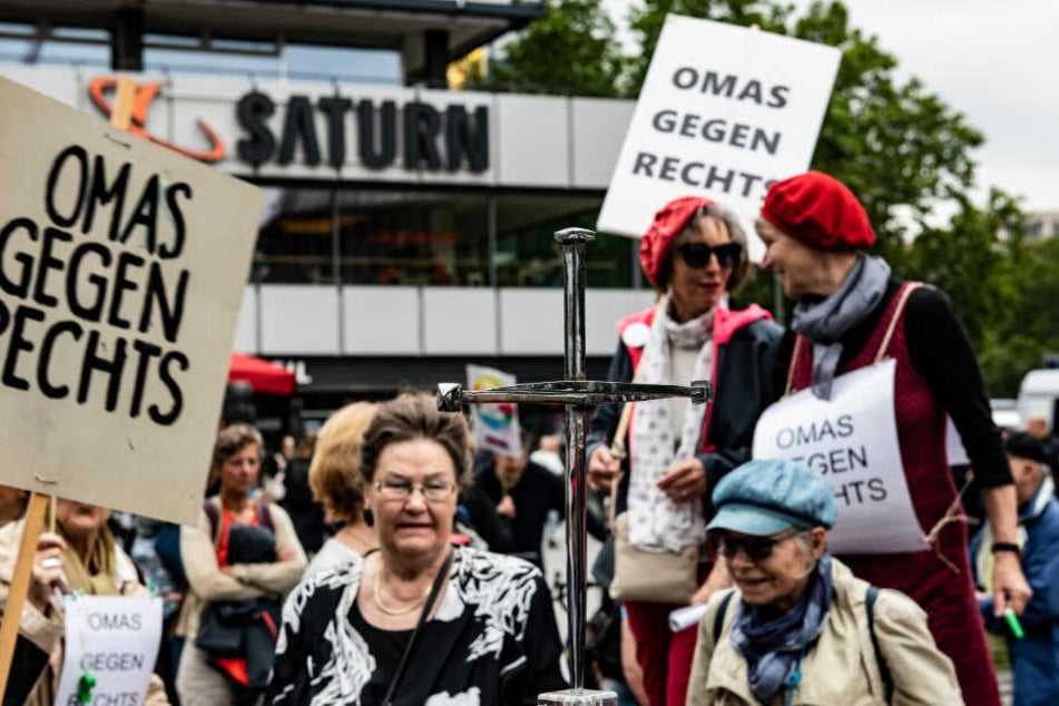 Teilnehmer der Initiative "Omas gegen Rechts" am Breitscheidplatz.