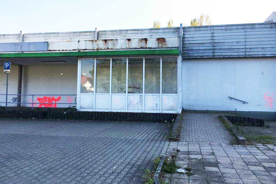 Seit Ende April steht die Kaufhalle leer. Mittlerweile wurden alle Werbeschilder abmontiert, Unbekannte besprühten das Gebäude.