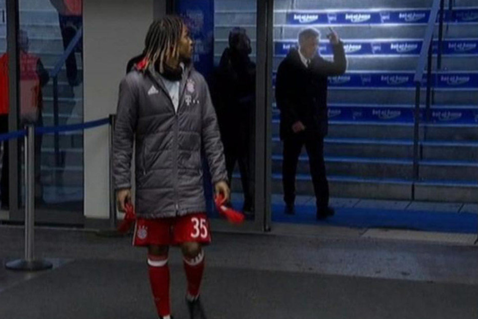 Nach eigenen Angaben wurde der Trainer des FC Bayern nach dem Spiel angespuckt. Daraufhin zeigte er den Mittelfinger.
