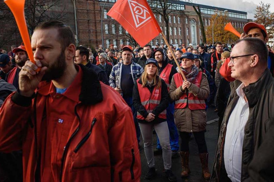 Mitarbeiter demonstrieren gegen den geplanten Stellenabbau.