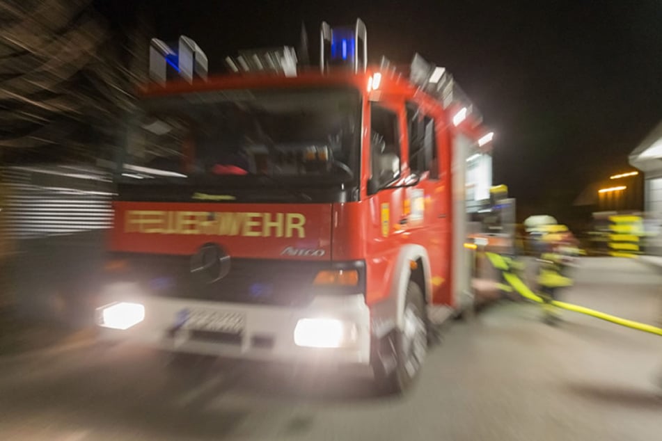 Die Thüringer Feuerwehr musste am Montagabend Brände in Einfamilienhäusern löschen.