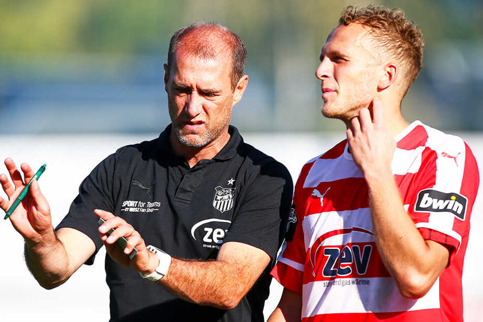 FSV-Coach Joe Enochs (l., im Gespräch mit Julius Reinhardt) will heute mit seinen Zwickauern in Kamenz gewinnen und ins Sachsenpokal-Halbfinale einziehen.