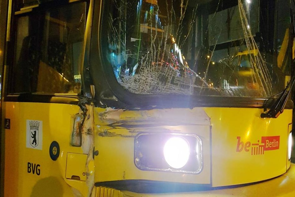 Die Tram wurde bei dem Unfall stark beschädigt