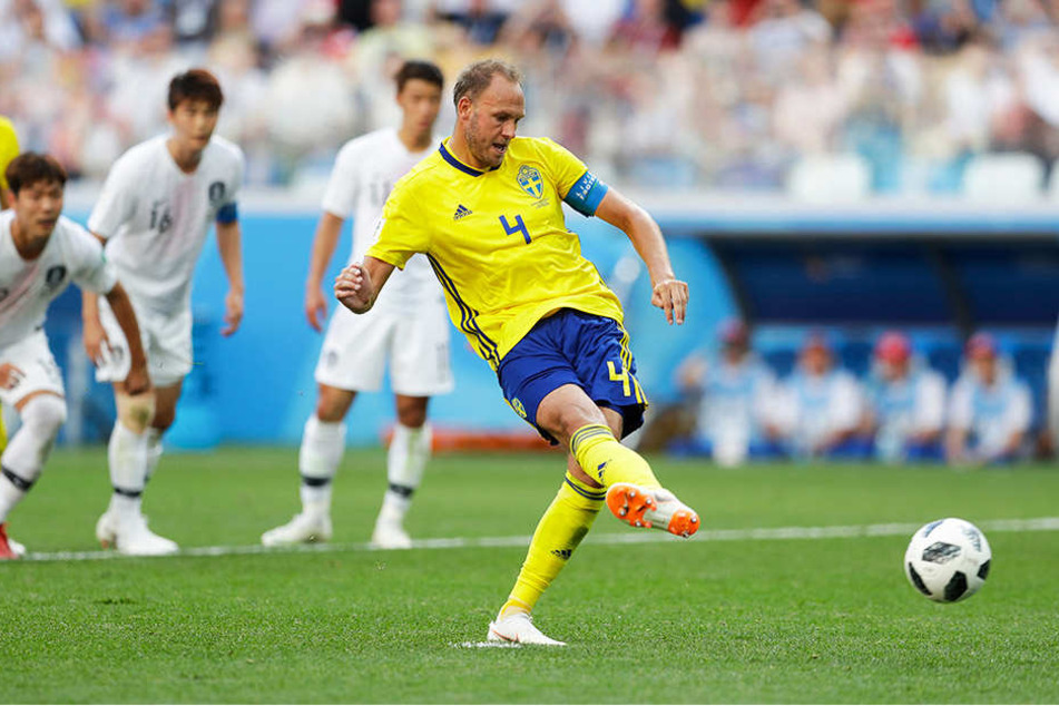 Schwedens Kapitän Andreas Granqvist (r.) erzielt per Elfmeter das entscheidende 1:0 für sein Land.