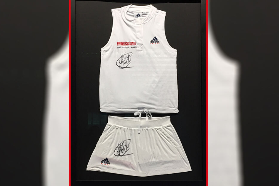 Das Sieger-Trikot bekommt jetzt einen Ehrenplatz in Dresden.