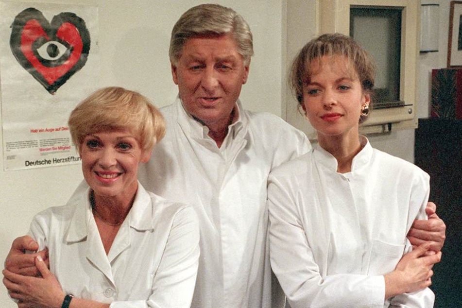 Günther Pfitzmann in "Praxis Bühlowbogen" mit seinen Kolleginnen Mareike Carrier (re.) und Anita Kupsch.