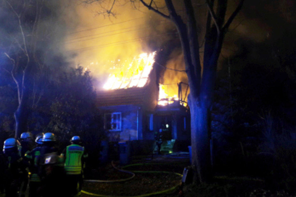 Als die Feuerwehr eintraf, brannte das Haus bereits in voller Ausdehnung.