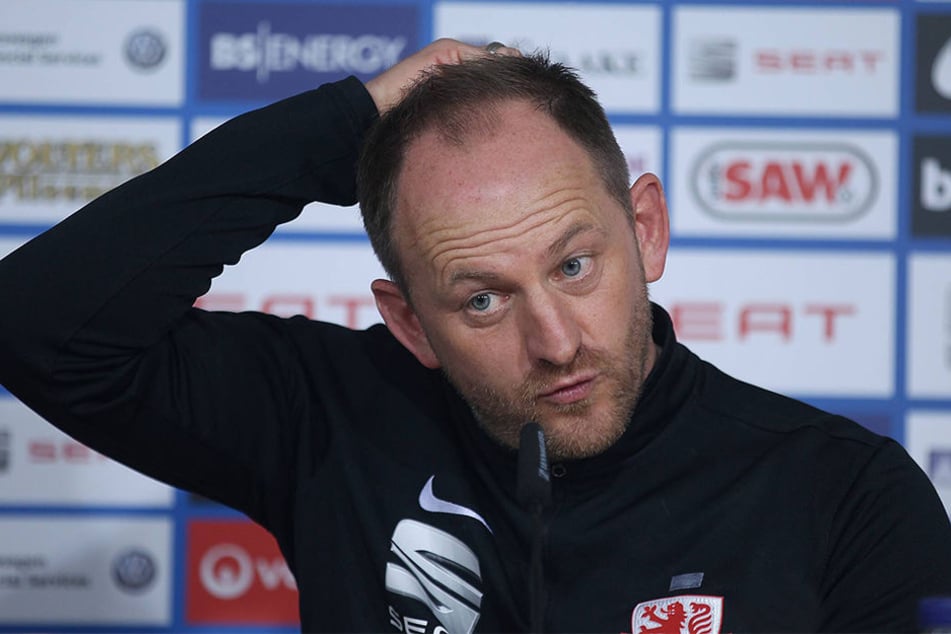Eintracht-Trainer Torsten Lieberknecht erwartet eine heiße Atmosphäre in der SchücoArena.
