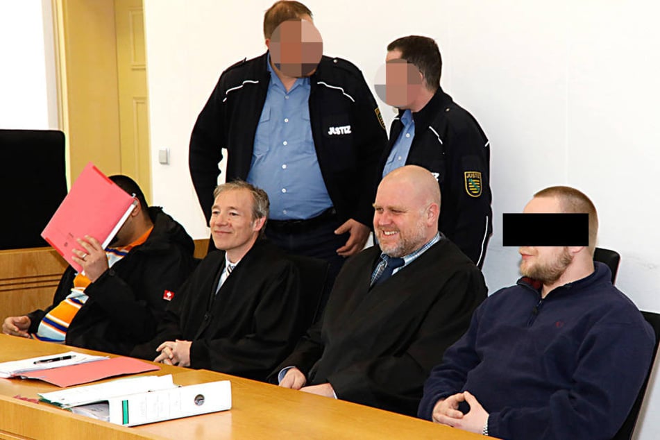 Bisher schweigen die mutmaßlichen Urnendiebe eisern. Dafür reden ihre Anwälte.