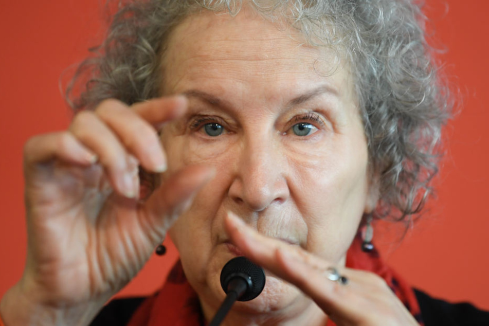 Vor allem starke totalitäre Tendenzen sieht Margaret Atwood in beiden Zeiten.