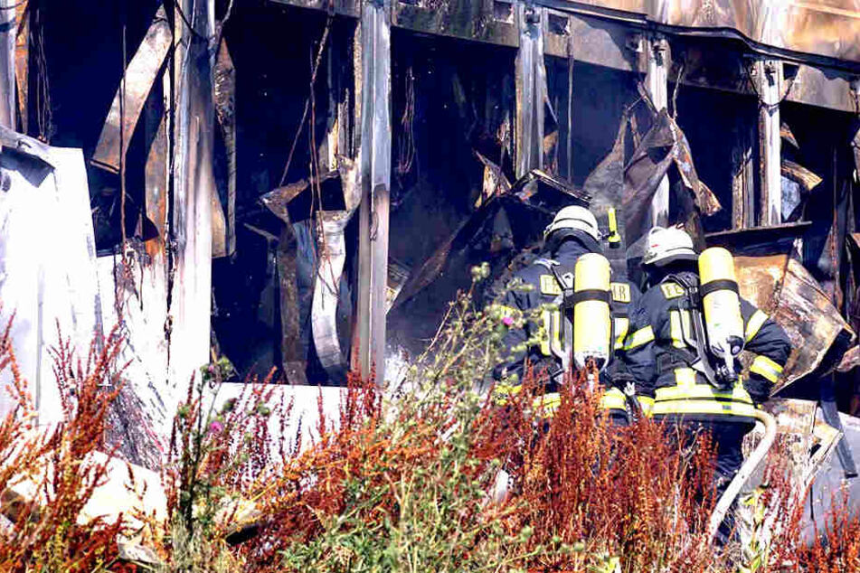 Feuerwehrleute an einer Asyl-Unterkunft im Einsatz.