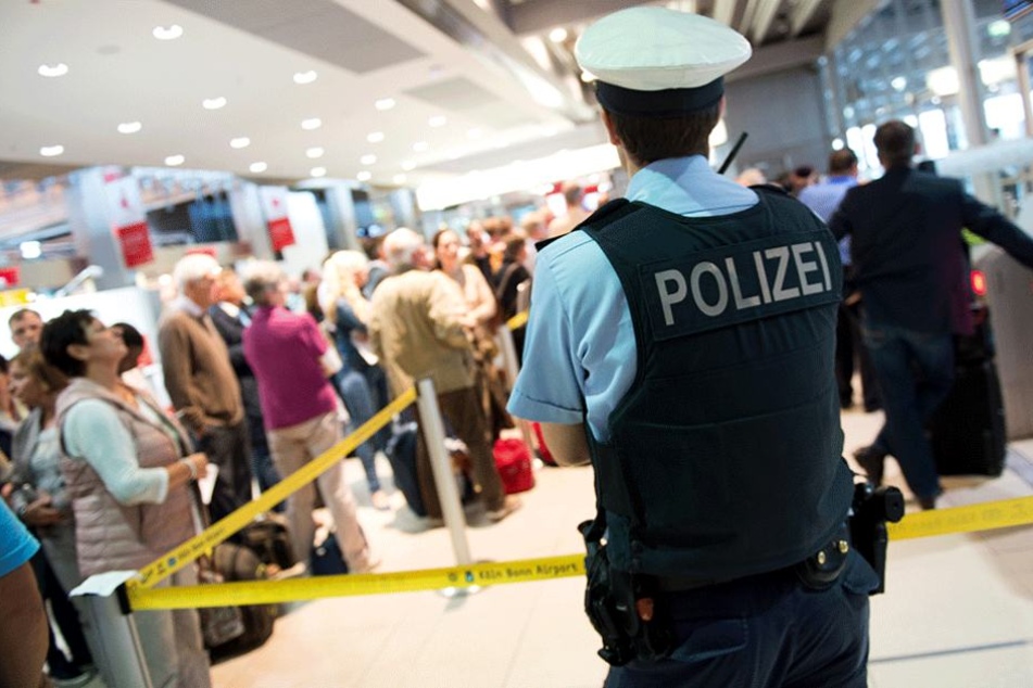 Ein Polizist steht vor dem Sicherheitsbereich im Terminal 1 am Flughafen Köln/Bonn (Archivbild).