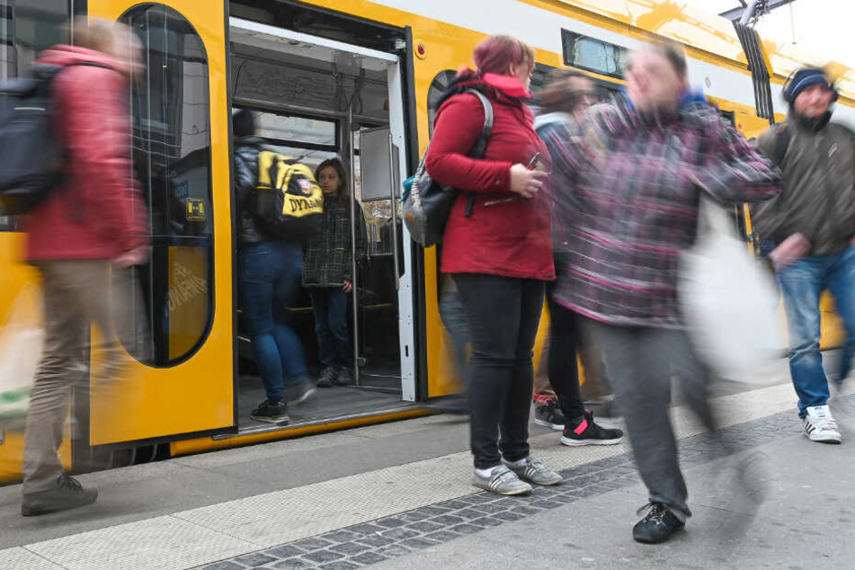 Eine Straßenbahn der Dresdner Verkehrsbetriebe (DVB).